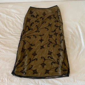 Underbar vintage mesh beaded maxi kjol  - Underbar långkjol med broderi, meshtyg och pärlor! Säljer pga för stor på mig som brukar ha strl S. Strl 42 på lappen men skulle säga M-L. Mått (mätt platt): midja - 42x2, längd - 96 (cm). Har några få lösa trådar, DM för bild 💋