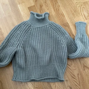 Stickad tröja  - Jätte fin tröja . Använd fåtal gånger’ 