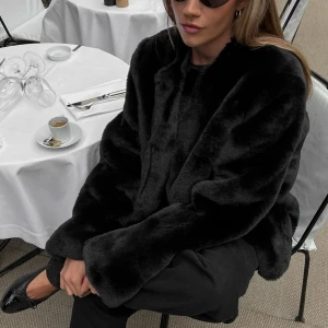 Fusk pälsjacka - Säljer min jättesnygga och mysiga fuskpälsjacka från Na-kd. Den är helt slutsåld så finns inte att köpa längre 🖤 Storlek 32 men väldigt oversized. Helt perfekt men säljer pga har för mycket jackor 💛 Använt 1 gång så nyskick Nypris 699kr