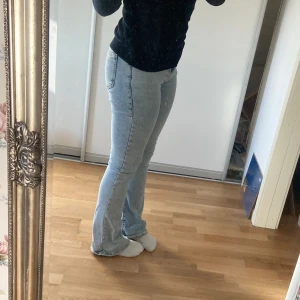 Ljusblåa lowwaisted flare jeans - Säljer dessa sjukt snygga jeansen då dom inte kommer till användning. Dom är från bikbok och kostar 300kr. Använd några få gånger och inga defekter. Superfint skick!! Väldigt stretchiga och mjuka. Se hur dom ser ut där nere på bild 2!!💕