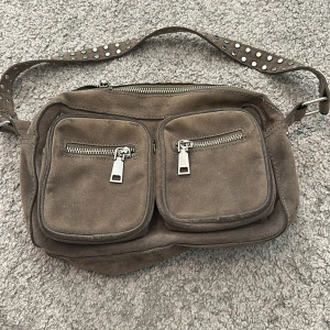 Noella väska  - Säljer denna super söta väska från Noella då den inte kommer till användning 🌸 super gullig, ok skick, lite sliten. Original pris: 750 kr