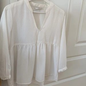 Blus - Vit blus i nyskick!💗💗
