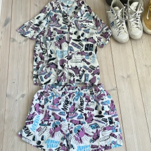 Nikben set (skjorta+badbyxor) - Detta set är från deras collab med Jeremy Ville. Shortsen är även badbyxor och skjortan lätt material, alltså perfekt till sommaren! Skicket är topp. Kan även säljas separat, skriv pm isåfall!