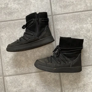 Vinterskor - Vinterskor som använts 2 vintrar men ändå bra skick!💕