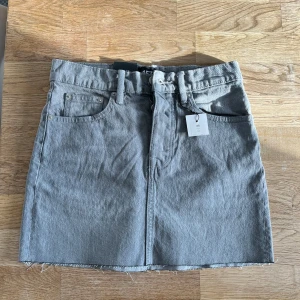 Jeans kjol🫶🏻 - En snygg jeanskjol från lager 157❤️ storlek XS. Originalpris är 150 men säljer för 50💋 perfekt till sommar!🌺🌊