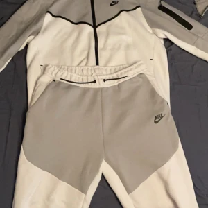 Nike tech fleece - säljer en nike tech storlek L, den är i bra skick för jag inte använt den så mycke förutom hemma