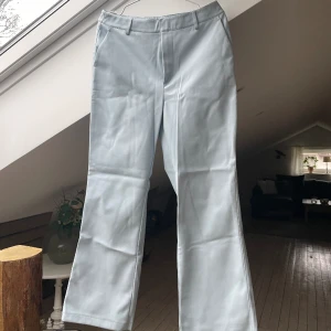 Skinnbyxor - Säljer dessa ljusblå skinnbyxor från Gina Tricot.  Storlek: 40  Skick: Bra skick (använda några fåtal gånger) Pris: 200kr
