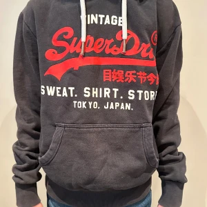 Superdry hoodie - Det här är en hoodie från super dry som är väldigt skön att ha när man är hemma eller mått liknande. Den har väldigt bra passform och snygg. Nypris på den ör 1200 kr och jag säljer den för 450 kr. Bara att köpa!!😀😀