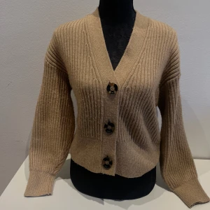 STICKAD KOFTA - Säljer denna as snygga kofta då den inte kommer till användning🙏🏻🌟 Sitter perfekt och är använd några gånger🩷🩷