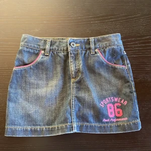 Peak Performance jeanskjol - En jeanskjol i fint skick. Märket är peak performance, köpt här på Plick. Säljer på grund av att den inte passade. Skulle säga att den skulle passa för någon som är xxs-xs. Skriv för frågor/ fler bilder eller mått!💕