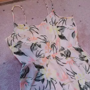 Säljer denna rosa mönstrade klänningen då den inte används, bara testad men var inte min stil så perfekt skick. Köpare står för frakten och jag ansvarar ej för postens slarv (: 