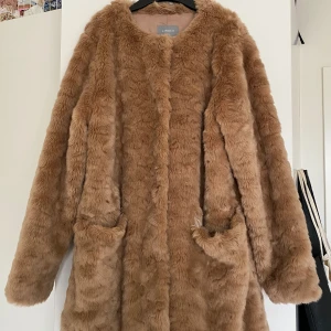 Fake päls jacka  - Säljer denna fake-päls jacka från Lindex. Den är hel och ren, knappt använd. Ser väldigt lyxig och elegant ut på!  Har en liten defekt på en av fickorna, där sömnen gått up lite. 