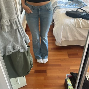 lågmidjade jeans - säljer dessa superfina lågmidjade jeans som tyvärr inte kommer till användning💕💕köpta för 400kr