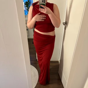 Kjol och tröja - Vinröd kjol och tröja. I nytt skicka, aldrig använd endast testad. Storlek L