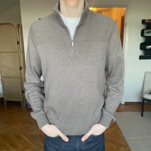 Kashmir tröja - Säljer en riktigt snygg half zip tröja från dressman i storlek S/M. Bra skick på tröjan inga defekter. Kashmir blend👌.