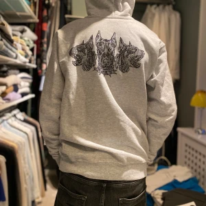 Bvald.Shop rhinestone hoodie  - Använt en gång då den inte passat. pris: 1099 säljer 750 vilket är ett väldigt bra pris då den är i princip helt ny. Hör av er vid funderingar 🤔