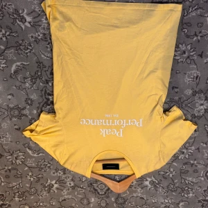 Peak Performance tröka - Vet ej varför bilderna hamnade upp och ner.  Säljer min Peak Performance tröja eftersom den ej kommer till användning. Väldigt bra skick!  Priset kan självklart diskuteras.