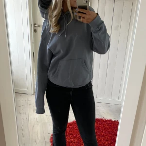 Gråblå hoodie från Monki - Skön hoodie från Monki💕Färgen är grå/blå. Använder knappt hoodies längre och därför kommer den ej till användning .