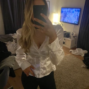 Blus - Snygg fest blus. Helt ny lappen kvar