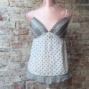 Blus - Topp med V ringning och fina detaljer 🤍🩶