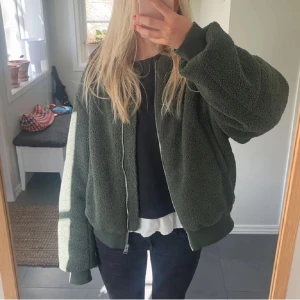 Bomberjacka  - Bomberjacka från COS, finns inte att köpa längre❤️‍🩹(lånad bild)