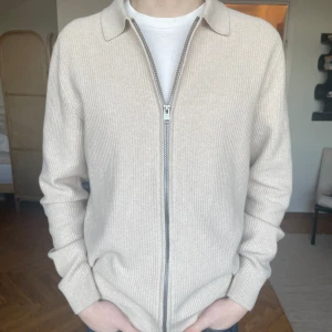Fullzip tröja - Säljer en riktigt snygg helzip från Tom tailor i storlek S . Färgen är beige, det finns inga defekter utan ser helt oanvänd ut👌. Nypris ligger runt 1000kr