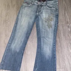Skitsnygga lågmidjade jeans (se bild 3), köpta second hand. De är 00s style/y2k på modellen och detaljerna. Är som oanvända och bra material. Säljer pga dom är för korta. Skulle rekommendera att vara ca 160cm kanske.