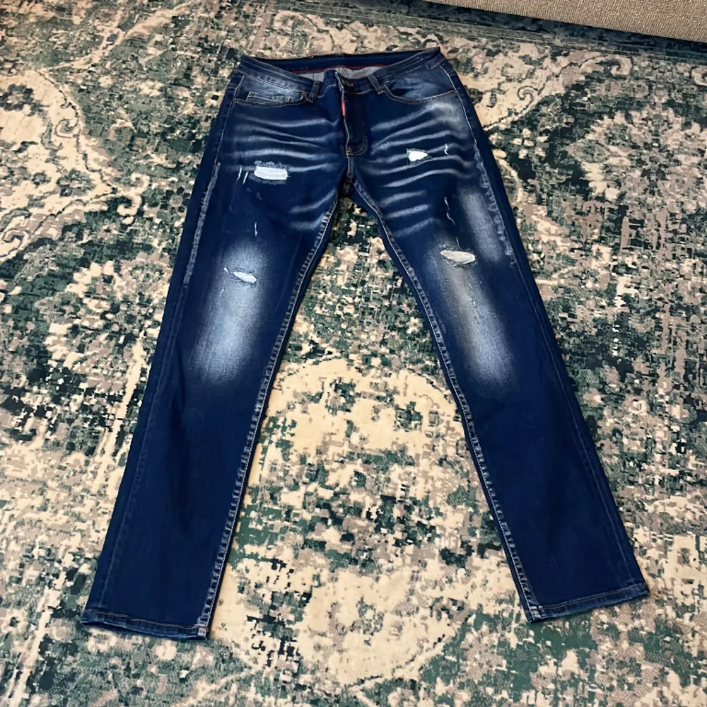 Hej! DSQUARED2 jeans, Storlek 52. Helt nya aldrig använda, byxorna var för stora på mig.  Fick dem som present . Vet om dem är äkta eller inte.   Hör av er om ni vill ha fler bilder.. Jeans & Byxor.