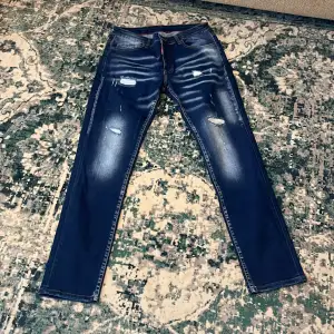 Hej! DSQUARED2 jeans, Storlek 52. Helt nya aldrig använda, byxorna var för stora på mig.  Fick dem som present . Vet om dem är äkta eller inte.   Hör av er om ni vill ha fler bilder.