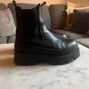 Platform boots från Pavement  Använda cirka 4-5 ggr  Modell Linnie   Köpta för 1799:-