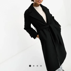 Kappa - Svart kappa storlek 36, helt ny har bara använt den 1 gång. Försöker sälja för att det var inte riktigt min typ, pris kan diskuteras. Köpte för 856kr