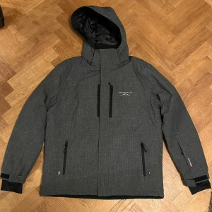 Skidjacka - Herr skidjacka St.Anton softshell i från Swedemount. Endast använd en säsong, så den är i nyskick. Pris i butik 1000 kr.