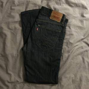 Ett par märkblåa levis 521or, helt utan defekter. Passformen är slim/regular. Nypris ligger på runt 1000. Säljes då de ej kommer till användning.