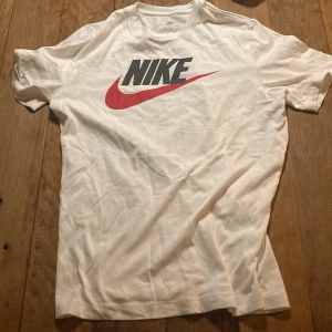 Nike t-shirt - Säljer min Nike t-shirt Varan är i storlek M men sitter som S Aldrig använd, inga tecken på det heller
