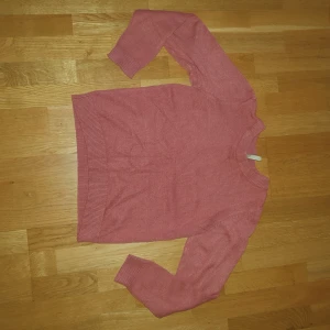 Rosa/organe mysig stickad tröja - Passform S men det står L. Väldigt mjuk och skön. Säljer pga att inte använt. Skriv om du har några frågor💕