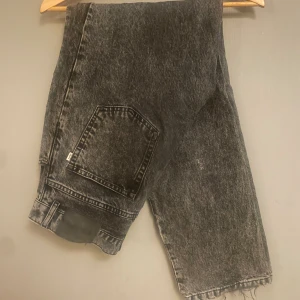 Woodbird Jeans - Säljer nu mina Woodbird jeans i storlek W31 L34. Nypris är 1000kr skicket är okej därav priset. Kan gå ner vid snabb affär    Prioriterar snabbaffär