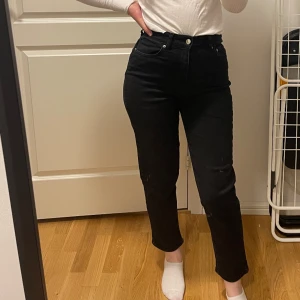 Jeans - Svarta jeans från Gina Tricot, helt oanvända..