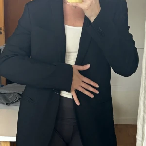 Kavaj Filippa K  - Svart kavaj från Filippa K. Herrstorlek 50, sitter något oversize på mig som är 38a