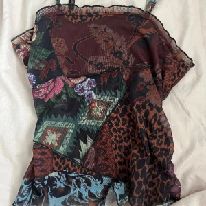 Brun topp - Perfekt till sommaren och så mycket 2000 vines. Säljer billigt💕