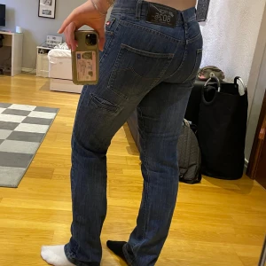 Low waisted jeans  - There in really good quality, bought them second hand in Copenhagen. I’m a size M and they fit a little tight, but it still works. If you have questions don’t hesitate to reach out!💕