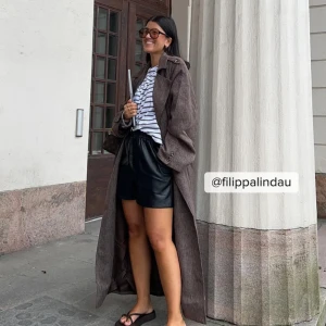 Nakd trenchcoat - En superfin trenchcoat som går ner till vaderna, medeltjock, passar för vår. Oversize modell. Storlek 36/s. Säljs pga att jag ej använder den då jag har många andra kappor.💞