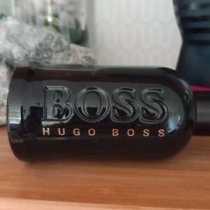 Hugo boss bottled parfym - Ungefär 90-95 ml kvar i flaskan köpt för 3 månader sedan, förvarats bra, pris kan förhandlas