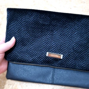 River Island handväska  - Snyggt handväska från River Island. Används två gånger bra skick inga skador eller fläckar 