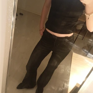 Svarta utsvängda jeans  - Svarta utsvängda jeans, bra skick, har använts 3 gånger. Mellanmidjade, men kan användas till lågmidat😻🤟🏼🫶🏼