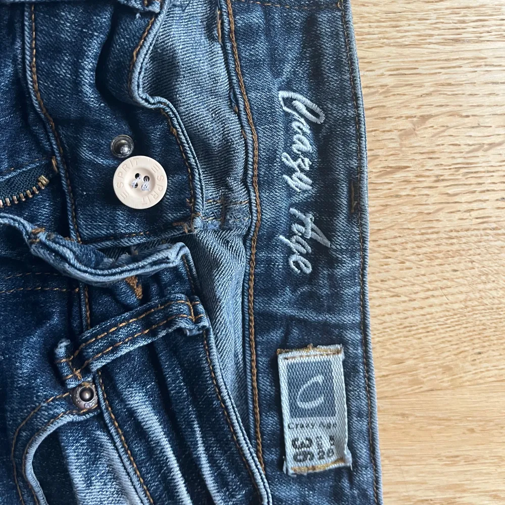 Assnygga lågmidjade crazy age jeans i bootcut, med detaljer på ben och fickor! Lite slitna i hälarna men annars i bra skick. Säljer pga att de tyvärr inte används längre. Skriv gärna om ni har några frågor!💞. Jeans & Byxor.