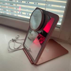 Great condition, used once. This travel mirror comes with a close-up mirror that can be attached to the surface. It has lighting too. 