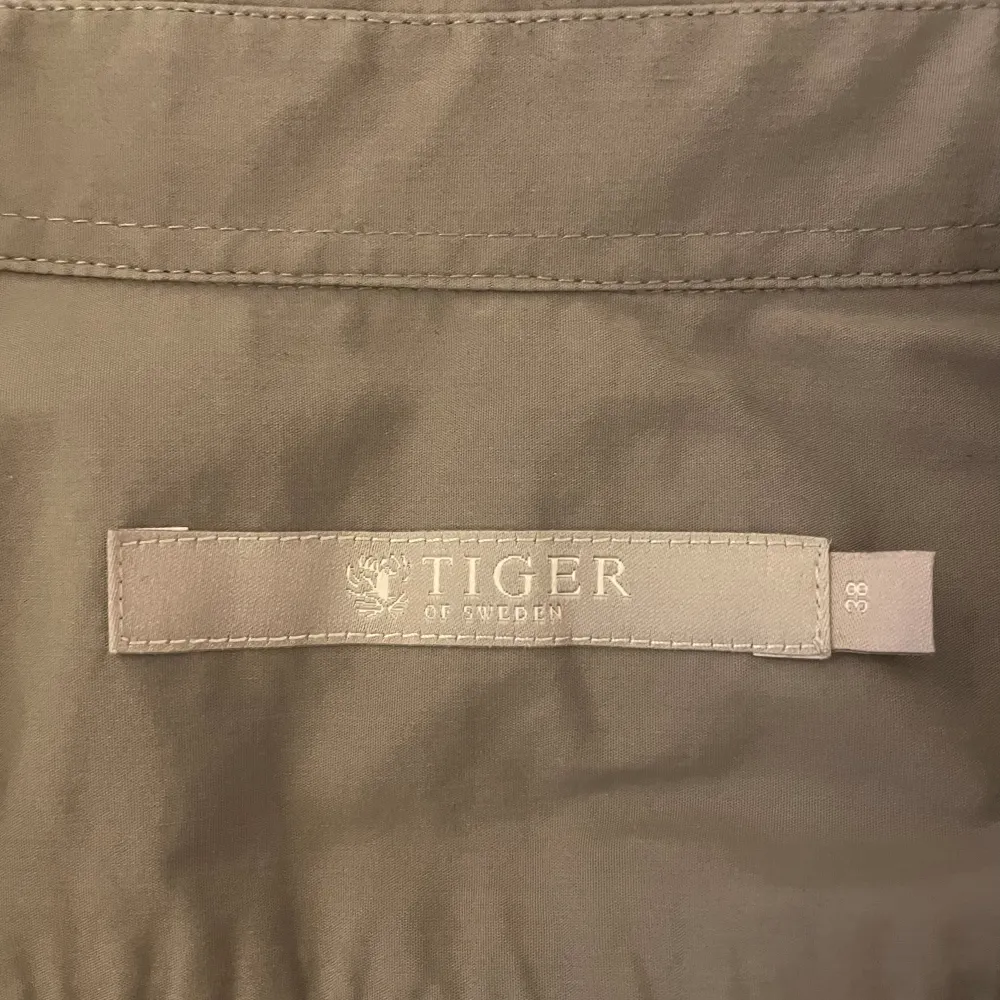 Snygg grå skjorta från Tiger of sweden💓aldrig använd och har inga skador. Säljer då den inte kommer till användning längre. Pris kan diskuteras🤗vid frågor är det bara att skriva privat.. Skjortor.