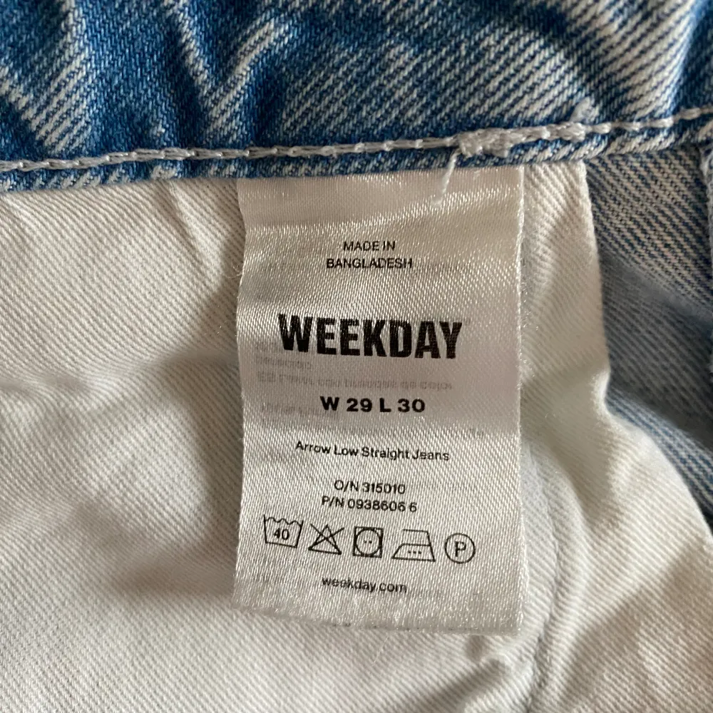 Snygga ljusa jeans från weekday i modellen arrow low straight. Jättefina men passar tyvärr inte mig 🙌. Jeans & Byxor.