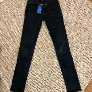 As snygga Ltb jeans, aldrig använda men köpta på Sellpy. Dom är blå svarta och low waist. Säljer pga att dom är för stora 💗skriv för frågor 💗(inte skinny)