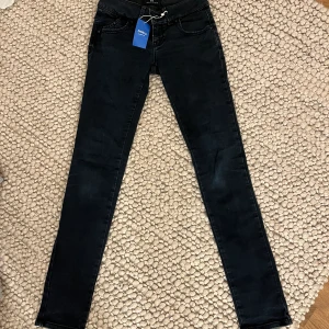 Ltb jeans - As snygga Ltb jeans, aldrig använda men köpta på Sellpy. Dom är blå svarta och low waist. Säljer pga att dom är för stora 💗skriv för frågor 💗(inte skinny)